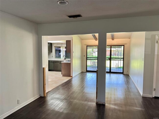 Building Photo - 307 Daman Dr
