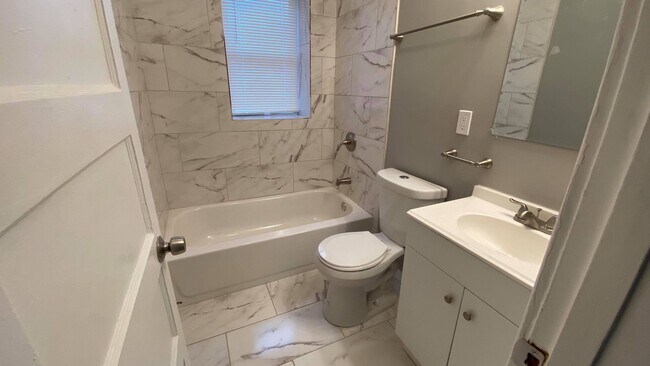 Building Photo - Huge 3-level 4 Bedroom - 2,500 sq/ft!