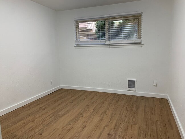 Building Photo - NEW, HIGH-END RENOVATED 1 bed / 1 bath at the Lydia in Ballard! In-Unit Laundry!