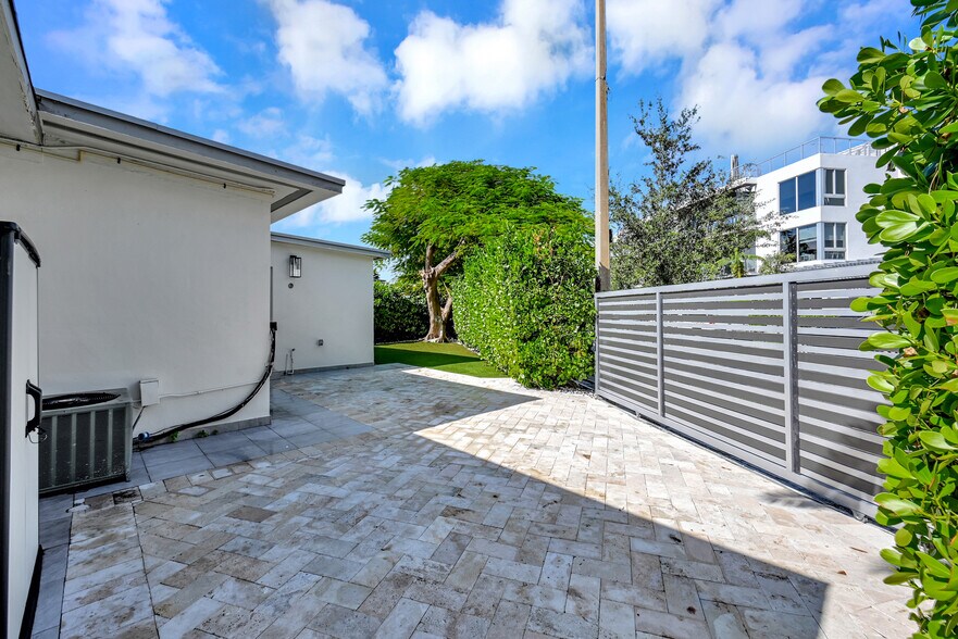 Building Photo - 1800 SW 5th Ave