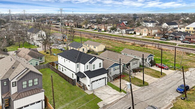 Building Photo - 3513 Omega St