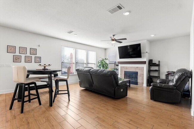 Building Photo - 6713 Ondantra Bnd