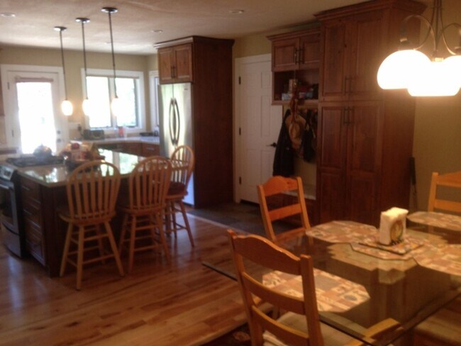 Building Photo - Quiet family home