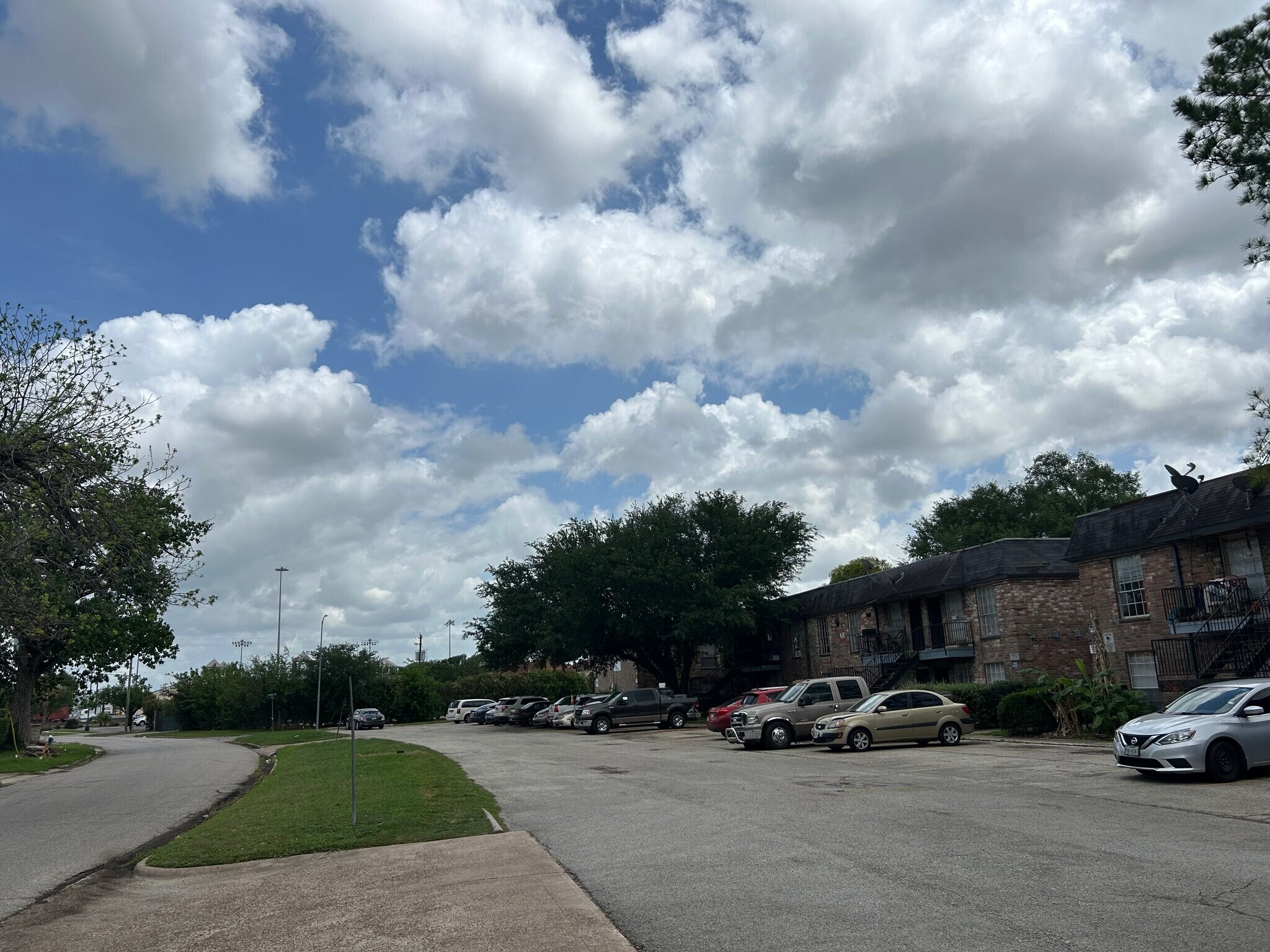 Building Photo - 201 W Rosamond St