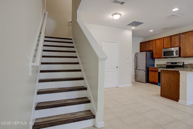 Building Photo - 417 Oasis Ln