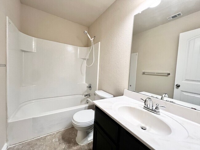 Building Photo - 660 River Garden Dr
