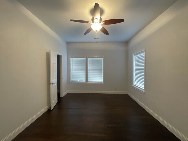 Building Photo - 806 E 3rd St