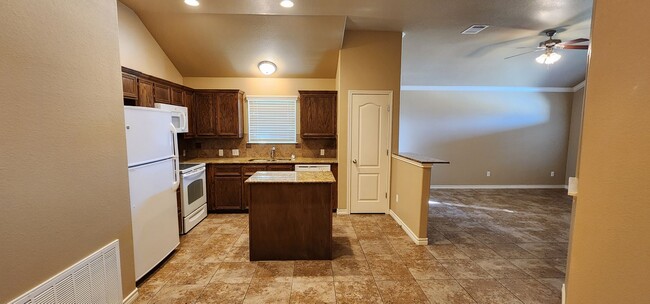 Building Photo - Beautiful 2 Bedroom / 2 Bath Duplex – Off ...