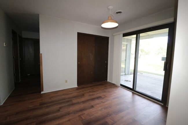 Building Photo - Beautifully built 2 bedroom house with huge backyard!