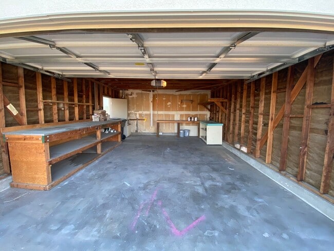 Building Photo - 3 BEDROOM 2 BATH HOUSE LOCATED CLOSE TO SC...