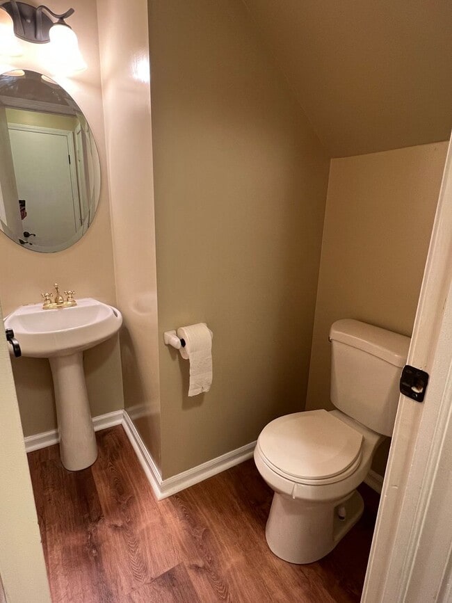 Building Photo - (2) bedroom Town-House w/ new Dining Room ...