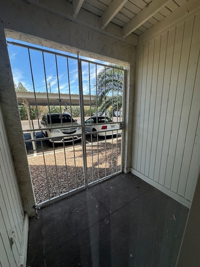 Building Photo - 2 Bedroom condo -w/d- Old Town Scottsdale/...
