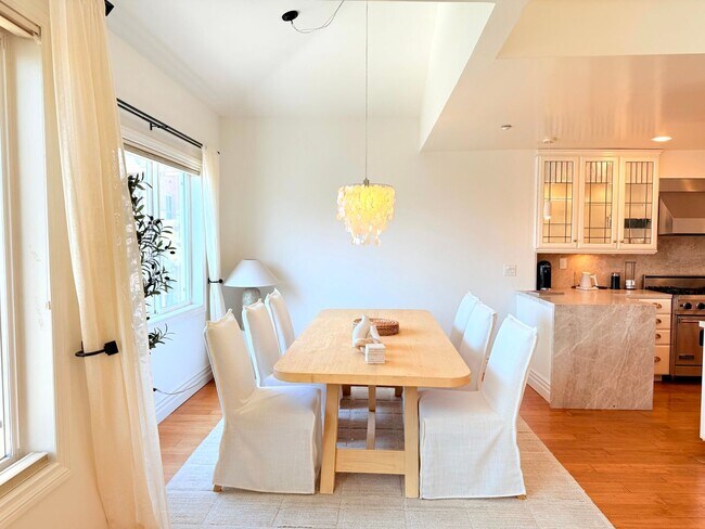 Building Photo - Sophisticated Bright & Spacious Furnished ...