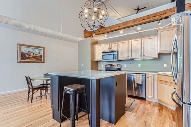 Building Photo - Stunning Downtown Loft w/23 ft. Ceilings -...