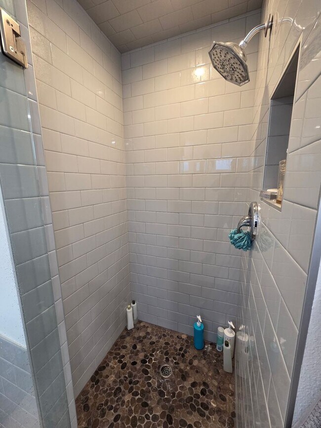 Building Photo - Wonderful Mid Century Home available for lease