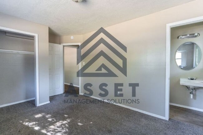 Building Photo - Cute 4 bedroom House