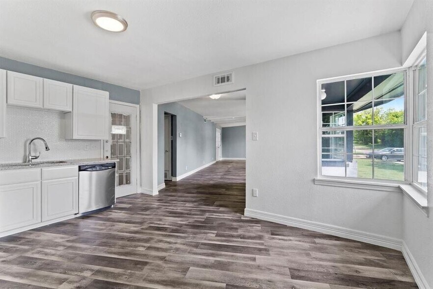 Building Photo - 1910 Danube Dr