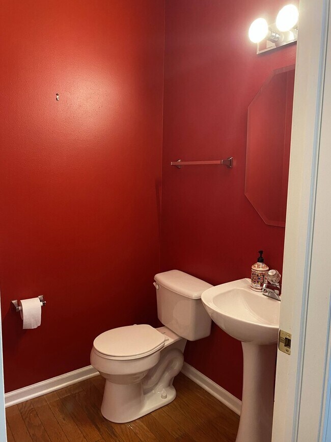 Building Photo - 2824 White Thorn Cir