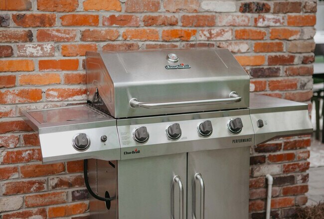 Building Photo - 946 Magnolia St SE