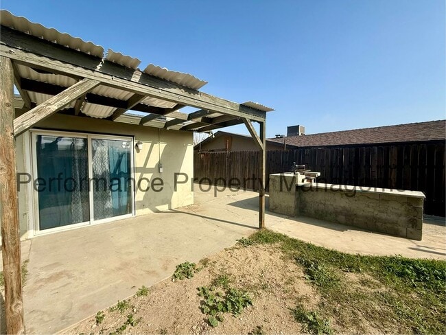 Building Photo - Cute 3 Bed/2 Bath Home in Taft w/ $0 Deposit Option