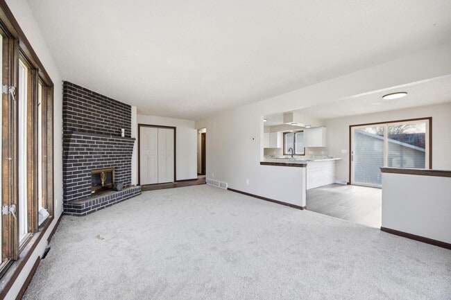 Building Photo - 609 Lily Ln