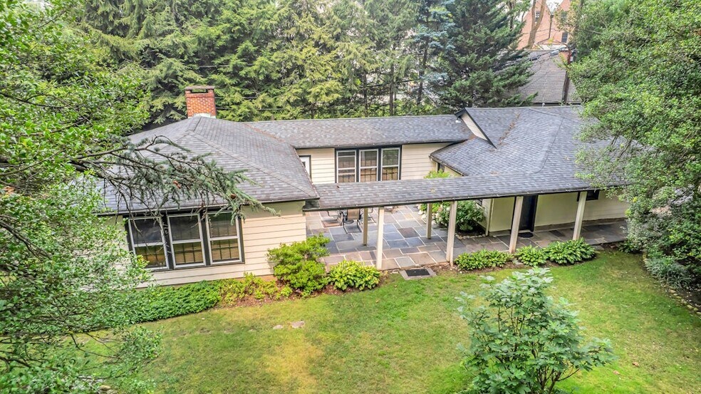 Cottage and Patio - 82 Winsor Pl