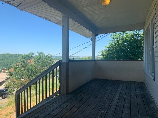 Building Photo - 4 Bedroom/ 1 Bathroom House - Great View (...