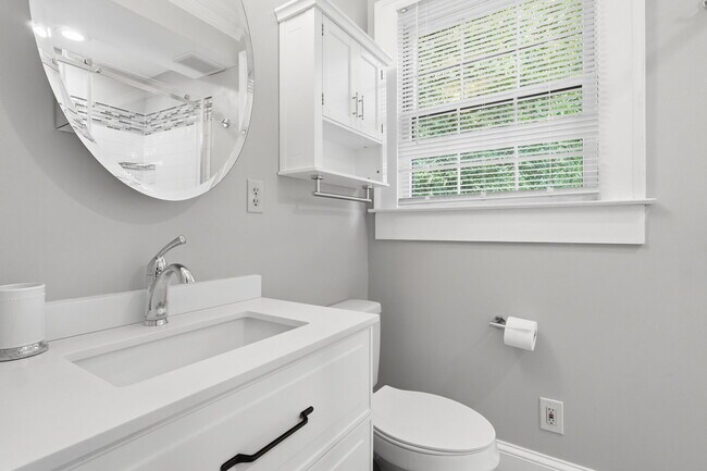 Building Photo - 826 Mentelle Dr NE