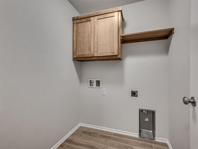 Building Photo - 417 Pergola St