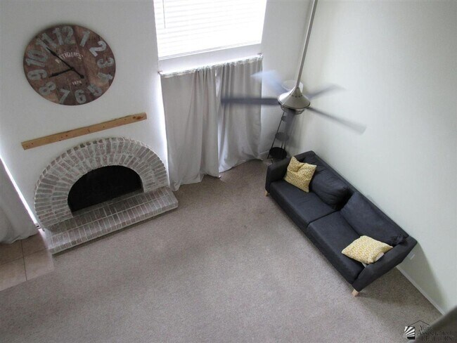 Building Photo - Central townhome with 2 bedrooms and 3 bat...