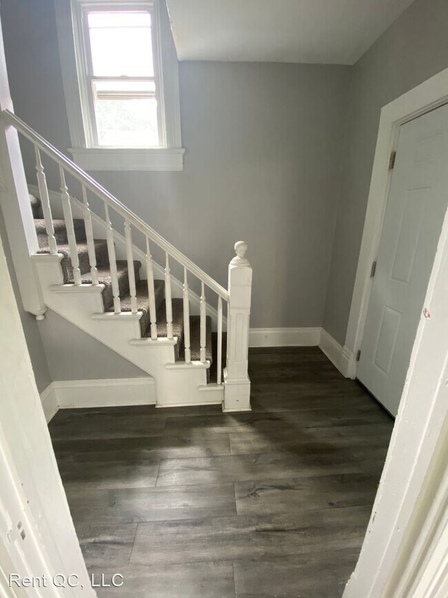 Building Photo - 5 br, 1.5 bath House - 207 E Locust Street