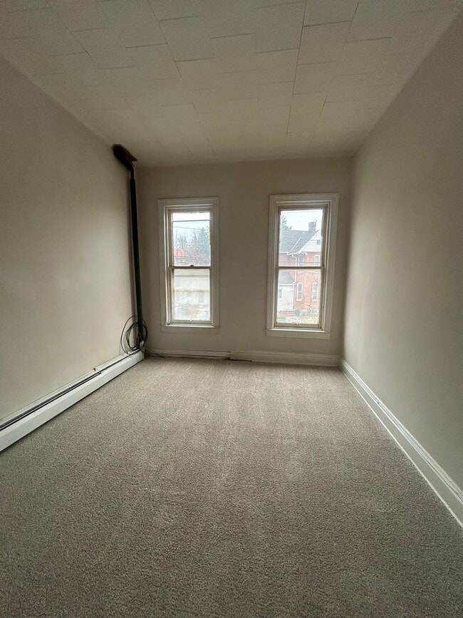 Building Photo - Spacious 4 bedroom in York