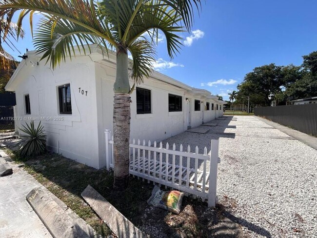 Primary Photo - 2 bedroom in Dania FL 33004