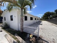 Building Photo - 2 bedroom in Dania FL 33004