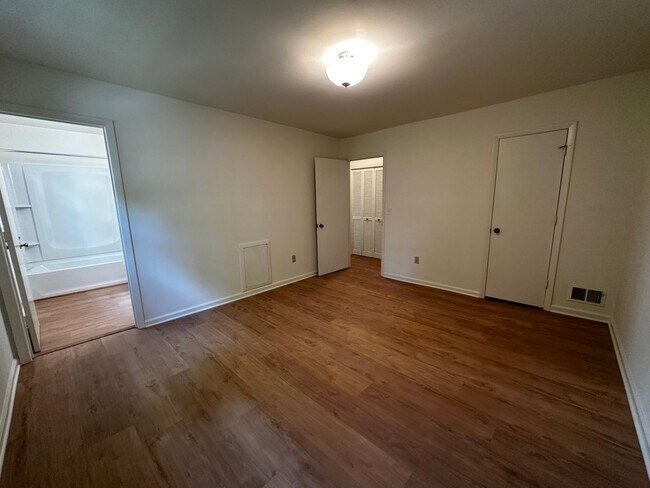 Building Photo - 113 Sherwood Ct