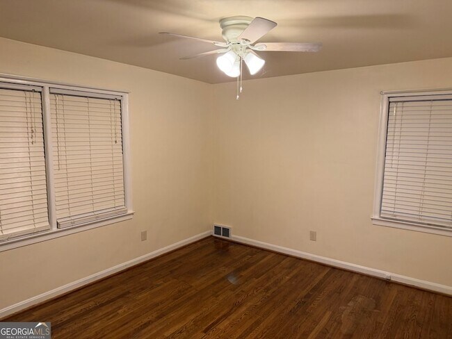 Building Photo - 2022 Woodbine Terrace NE