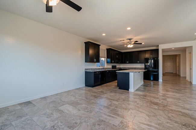 Building Photo - 15877 W Mauna Loa Ln