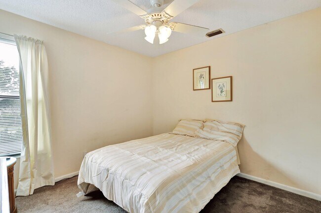 Building Photo - 1558 Shaker Cir