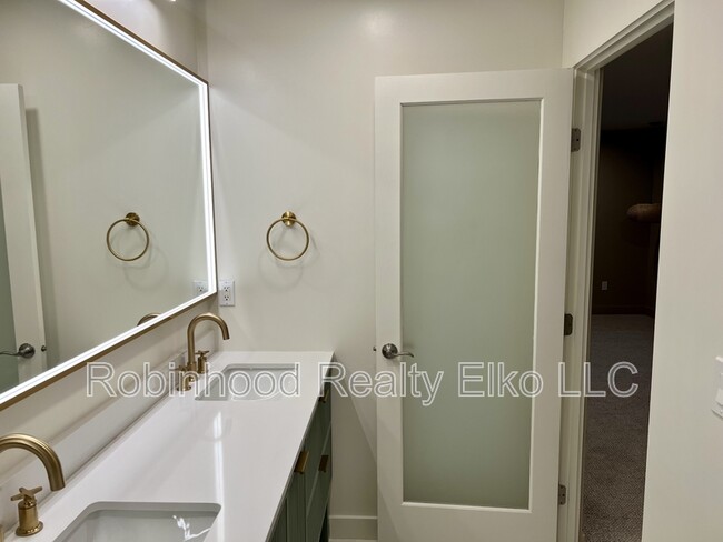 Building Photo - 753 Oak St