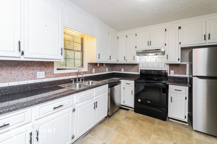 Building Photo - 6630 Valley Hill Dr