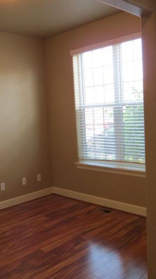 Building Photo - Beautiful home in neighborhood of Bend.  L...