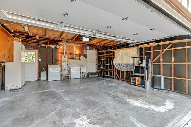 Building Photo - Classic Ranch Style Home in Top School Dis...