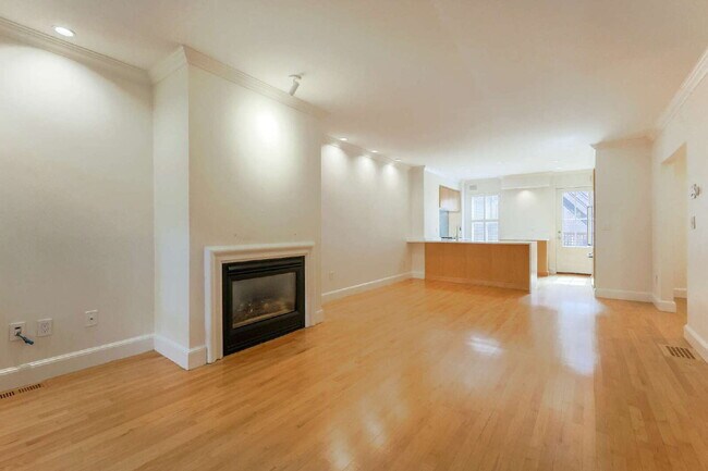 Building Photo - Rare Duplex with Tasteful Finishes, Privat...