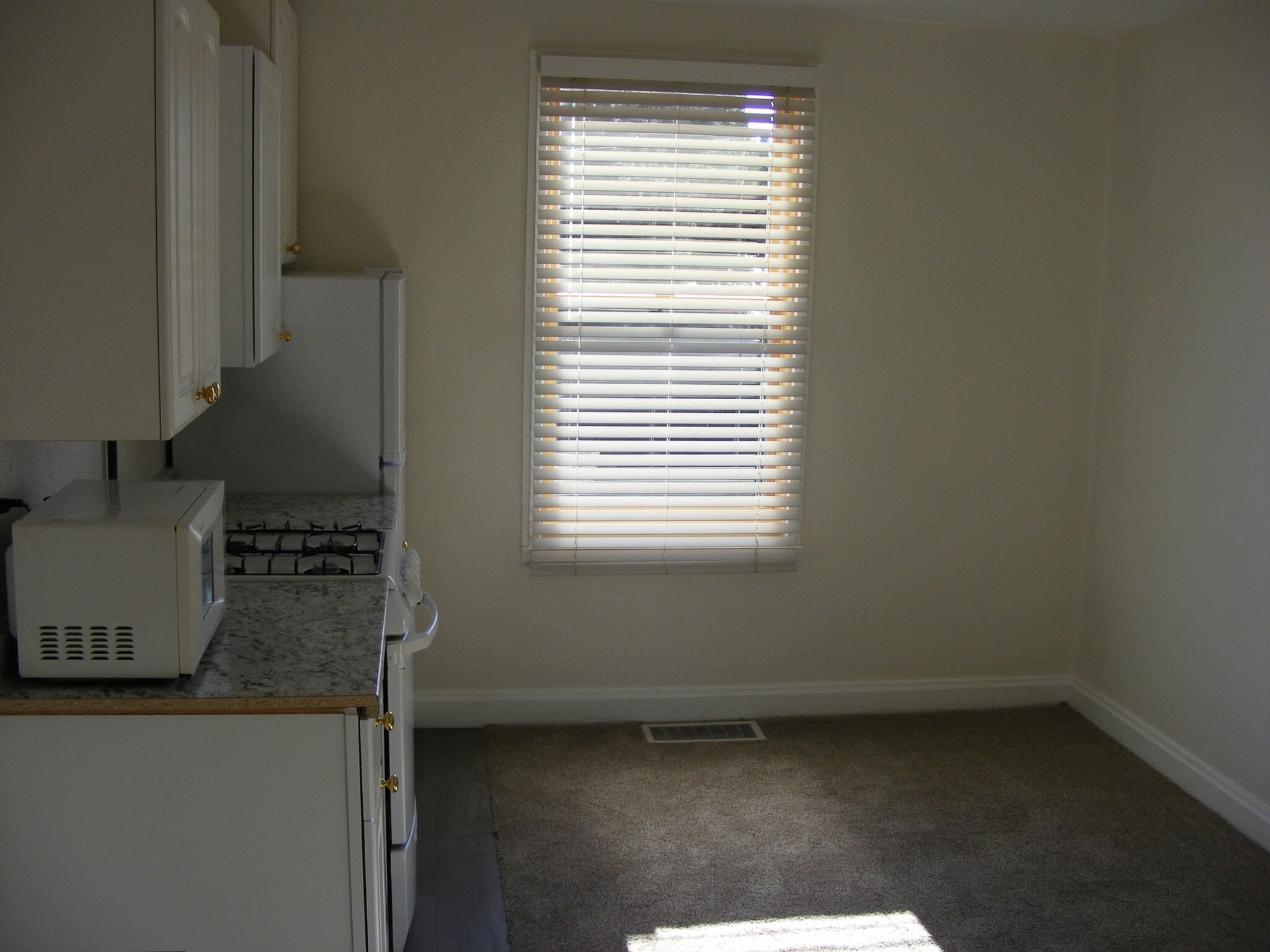 Building Photo - 115 N Park St