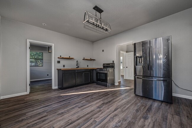 Building Photo - New 3 Bedroom 2 Bath on Stanley SW