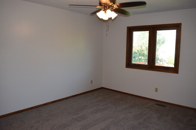 Building Photo - 2210 Skyline Dr