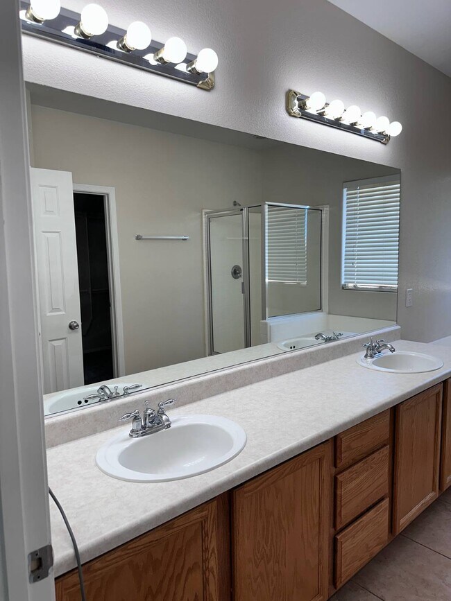 Building Photo - 2820 Dowitcher Ave