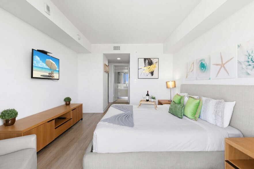 Building Photo - 2602 E Hallandale Beach Blvd