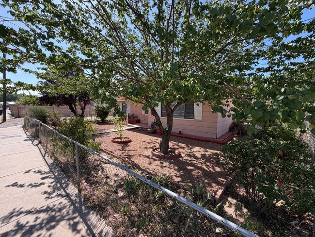 Building Photo - 3 Bedroom Single Story Home Available Near 12th St NW & Menaul Blvd NW!