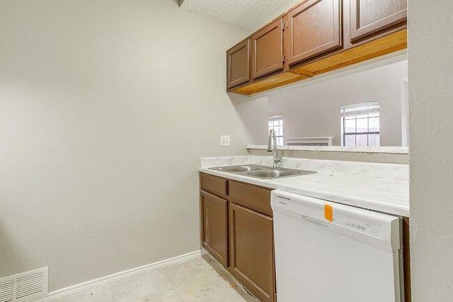 Building Photo - One Side of Very Nice Duplex S Arlington- ...